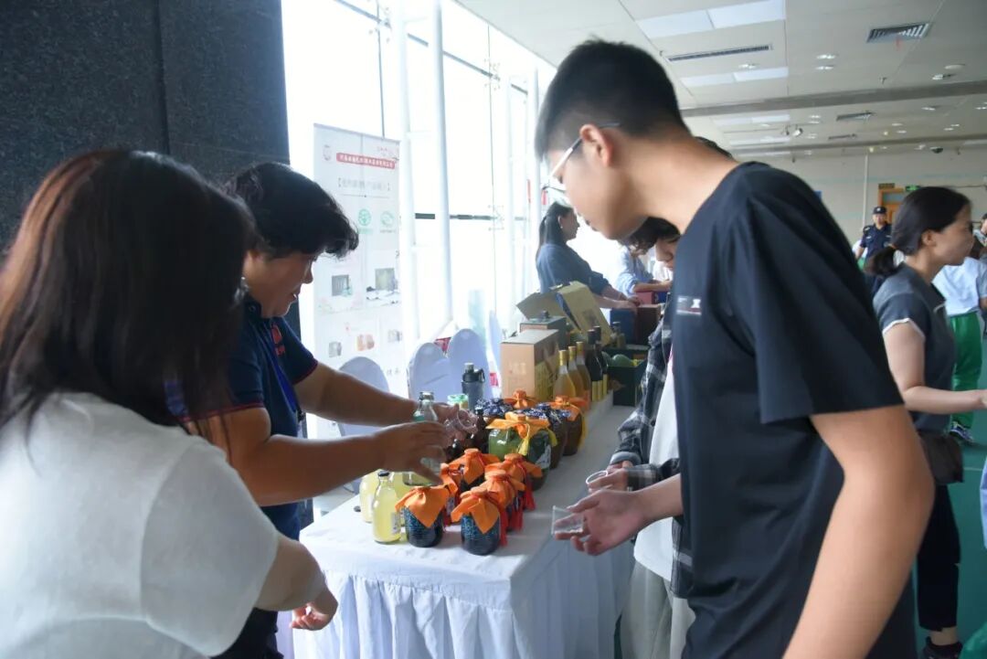 赛场周边的 赛场周边的