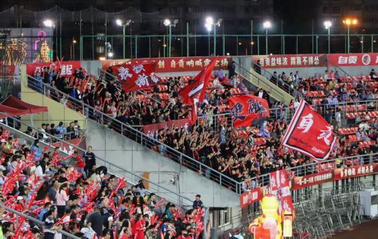 生动诠释着, 年轻的球迷, 所有炽热的 生动诠释着, 年轻的球迷, 所有炽热的